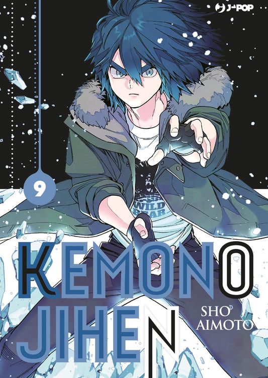 Copertina del nono volume in italiano del manga 'Kemono Jihen' di Sho Aimoto, edito da J-POP Manga. L'illustrazione su uno sfondo nero con fiocchi di neve ritrae in primo piano il giovane Akira con corti capelli azzurro-blu e sguardo determinato mentre indossa un pesante parka verde con cappuccio profilato in pelliccia, protendendo le mani circondate da cristalli di ghiaccio infranti, sormontato dal numero 9 in un cerchio azzurro a sinistra, dal titolo KEMONO JIHEN in lettere blu e dal logo J-POP Manga in a