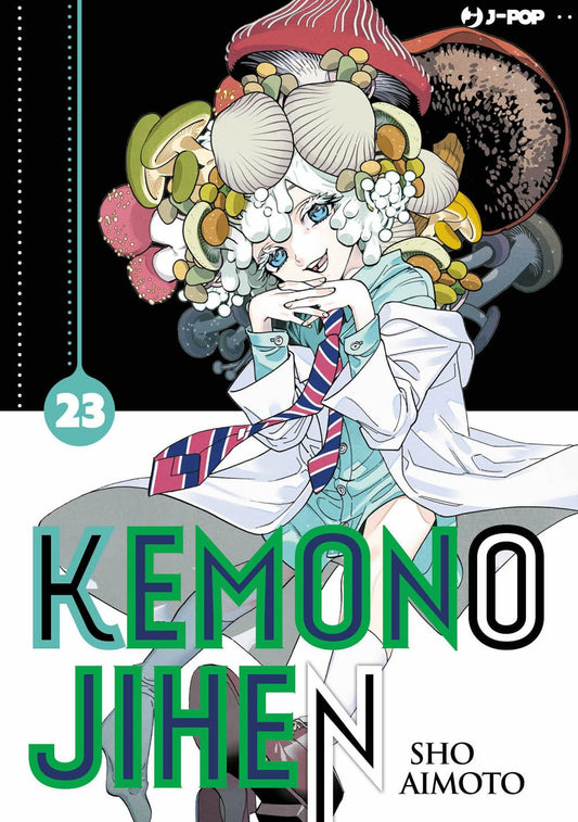 Copertina del manga Kemono Jihen Vol. 23 edito da J-POP. L'illustrazione dal tratto pulito mostra un eccentrico e affascinante personaggio dal sorriso furbetto e dai grandi occhi azzurri, vestito con un camice bianco da scienziato sopra una camicetta azzurra e una cravatta a righe rosa, blu e bianche. La sua caratteristica più bizzarra e sorprendente è la foltissima "chioma" composta interamente da decine di funghi di diverse specie, forme e colori.