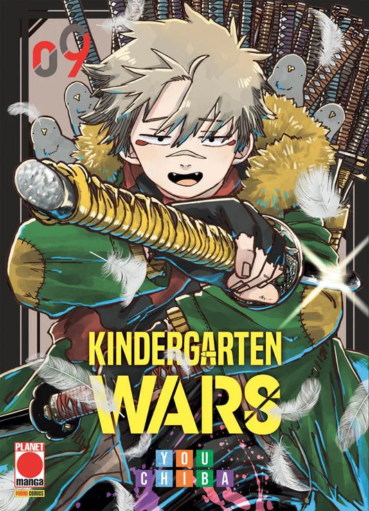 Copertina del manga Kindergarten Wars Vol. 9; in primo piano c'è il personaggio Doug con capelli chiari, giacca verde e un cerotto sul naso mentre estrae una spada. Dietro di lui si vedono diverse armi e simpatici uccellini grigi che volano tra piume bianche.