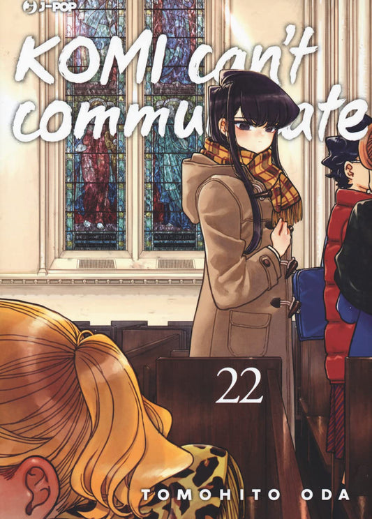 Copertina del ventiduesimo volume in italiano del manga 'Komi Can't Communicate' di Tomohito Oda, edito da J-POP Manga. L'illustrazione ambientata all'interno di una chiesa con alte vetrate istoriate colorate ritrae al centro Shouko Komi con un cappotto montgomery beige e una sciarpa a scacchi gialli e rossi mentre guarda con timidezza, affiancata dai capelli biondi di Rumiko Manbagi in basso a sinistra e dalla figura di Hitohito Tadano sulla destra, sormontati dal titolo KOMI CAN'T COMMUNICATE in bianco.