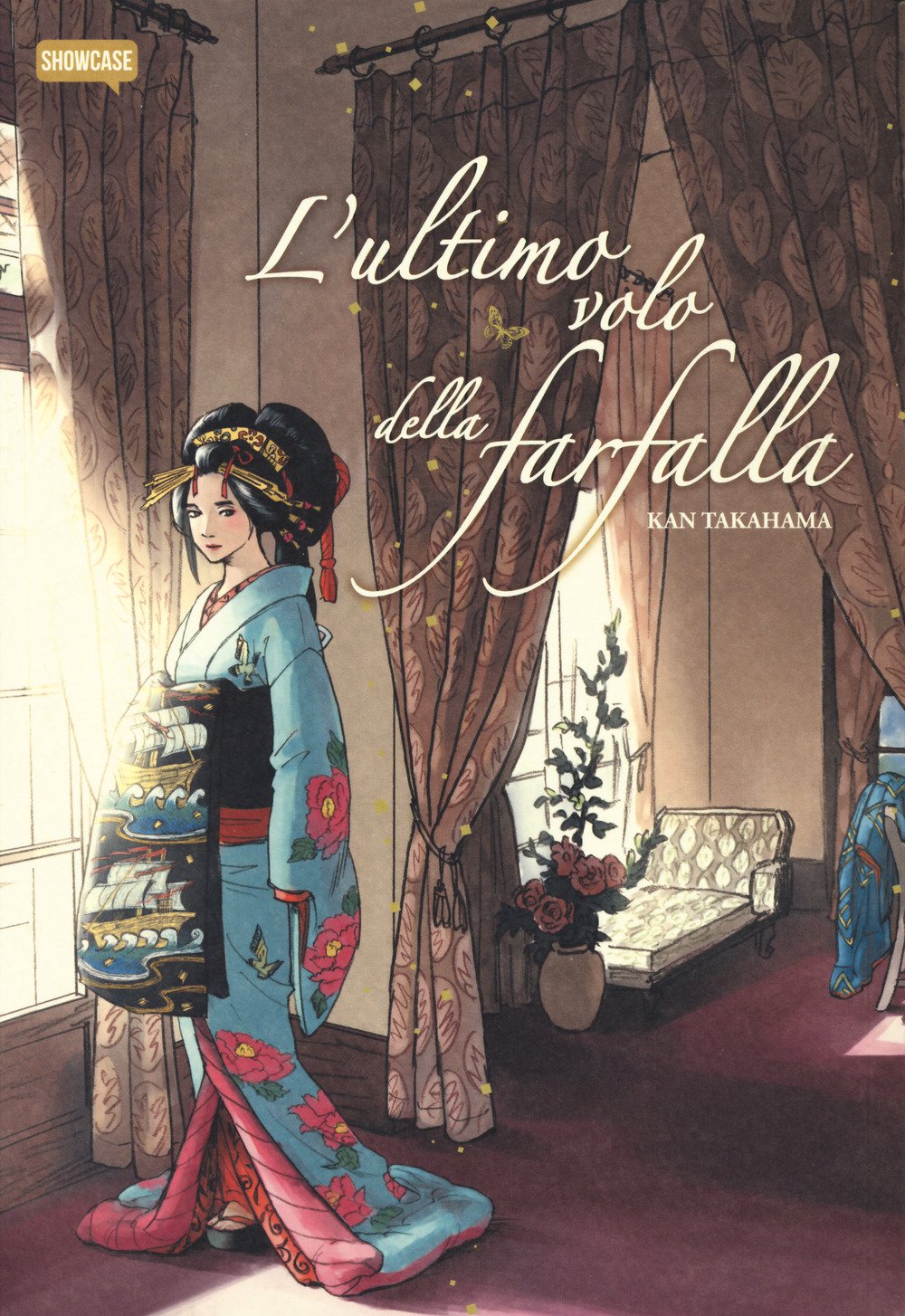 Copertina in italiano del manga 'L'ultimo volo della farfalla' di Kan Takahama, edito da Dynit Manga per la linea Showcase. L'illustrazione mostra in primo piano una bellissima cortigiana giapponese vestita con un kimono azzurro decorato con fiori di peonia rosa e un elegante obi scuro raffigurante velieri, in piedi accanto a una finestra illuminata dalla luce del sole all'interno di una stanza arredata in stile occidentale.