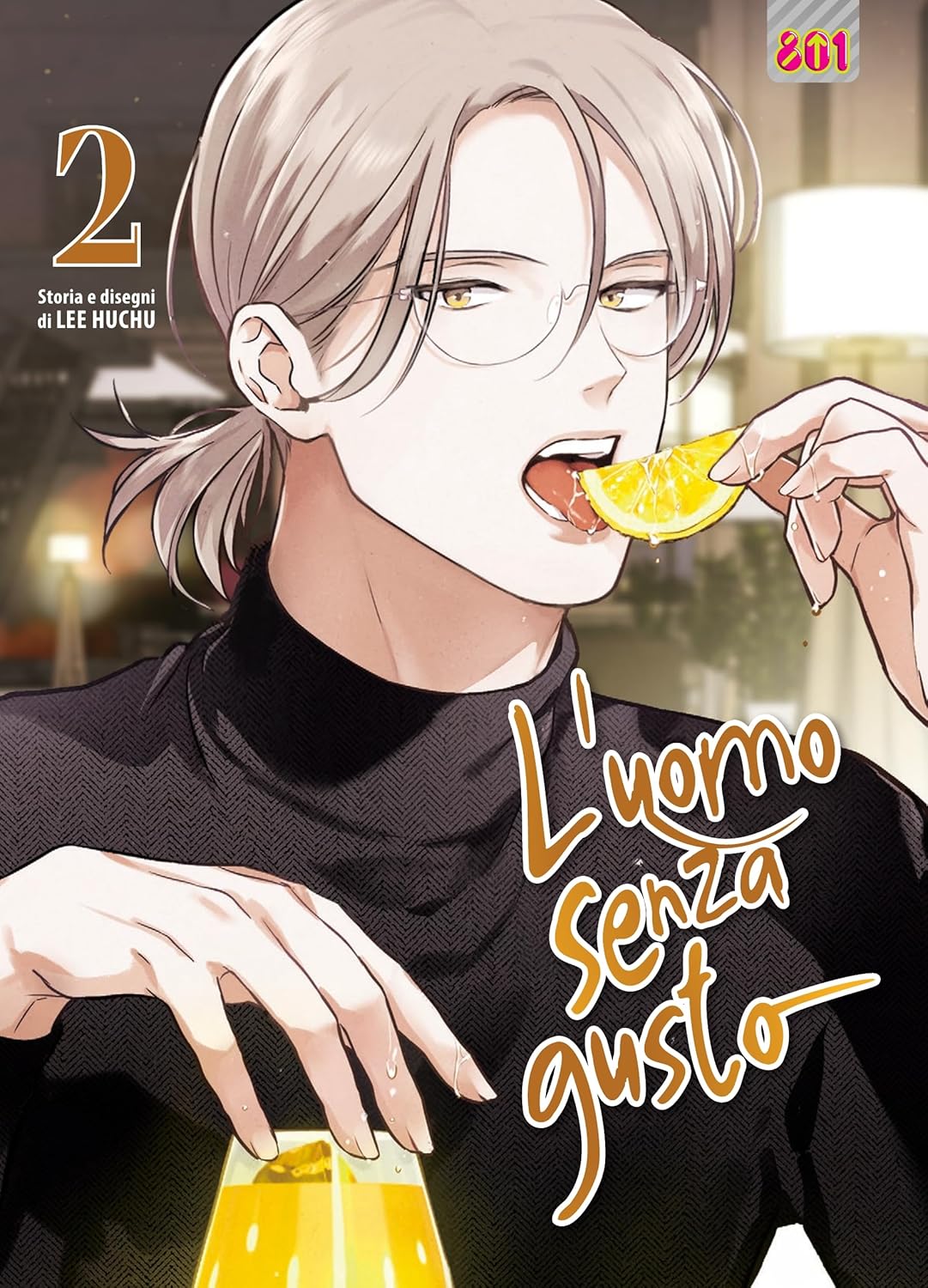 Copertina del manhwa L'Uomo Senza Gusto 2. Un affascinante ragazzo con gli occhiali, capelli chiari legati e maglia nera a collo alto mangia una fetta d'arancia.