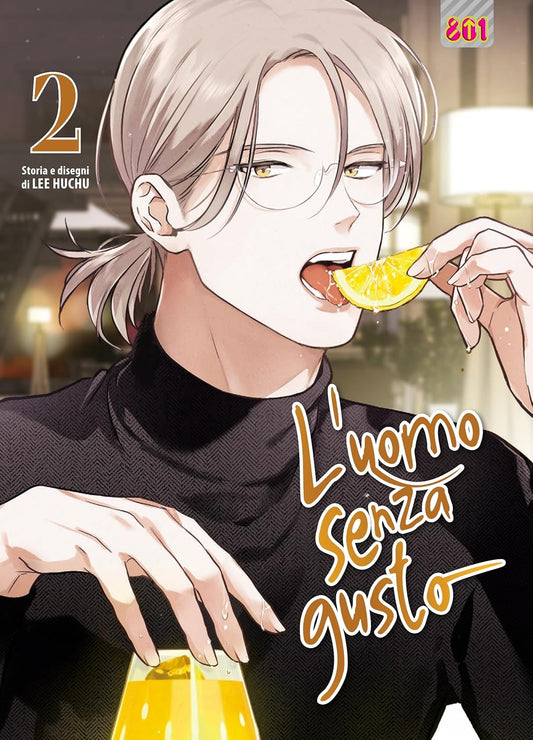 Copertina del manhwa L'Uomo Senza Gusto 2. Un affascinante ragazzo con gli occhiali, capelli chiari legati e maglia nera a collo alto mangia una fetta d'arancia.