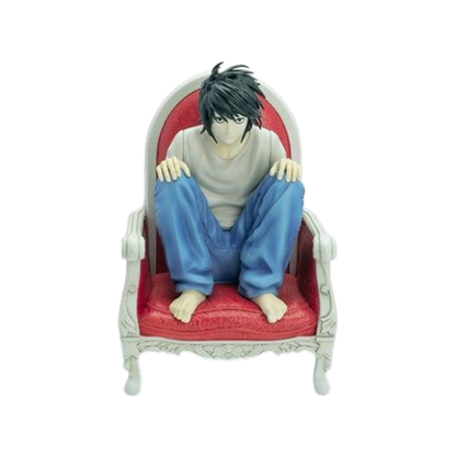 Statua da collezione del personaggio L dall'anime Death Note. Il giovane dai capelli neri spettinati indossa una semplice maglietta bianca e pantaloni in denim larghi, ed è ritratto a piedi nudi nella sua tipica posa rannicchiata su una classica poltrona rossa e bianca.