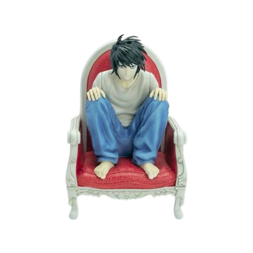 Statua da collezione del personaggio L dall'anime Death Note. Il giovane dai capelli neri spettinati indossa una semplice maglietta bianca e pantaloni in denim larghi, ed è ritratto a piedi nudi nella sua tipica posa rannicchiata su una classica poltrona rossa e bianca.