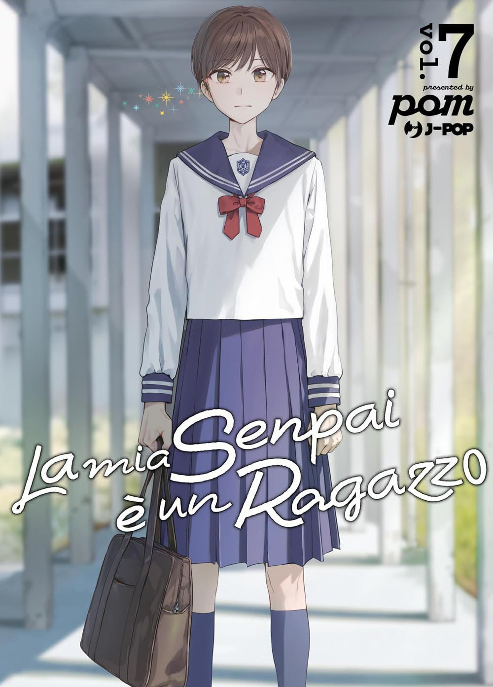 Copertina del manga La Mia Senpai è Un Ragazzo Vol. 7; il protagonista Makoto Hanaoka è ritratto in piedi in un corridoio, indossa un'uniforme scolastica alla marinara blu e bianca ma ha i capelli corti castani, con un'espressione seria e malinconica.