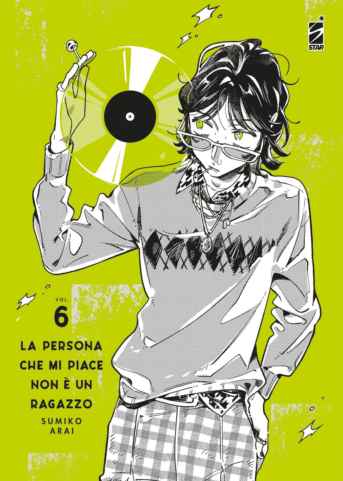 Copertina del manga La Persona Che Mi Piace Non È Un Ragazzo Vol. 6; su sfondo verde acido, il personaggio di Mitsuki (The Guy) indossa occhiali da sole abbassati, un maglione a rombi e pantaloni a quadri, mentre tiene in mano un disco in vinile giallo.