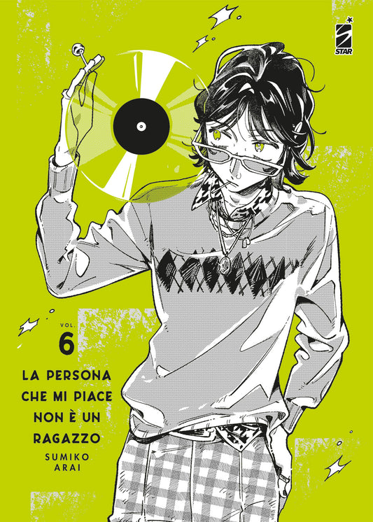 Copertina del manga La Persona Che Mi Piace Non È Un Ragazzo Vol. 6; su sfondo verde acido, il personaggio di Mitsuki (The Guy) indossa occhiali da sole abbassati, un maglione a rombi e pantaloni a quadri, mentre tiene in mano un disco in vinile giallo.
