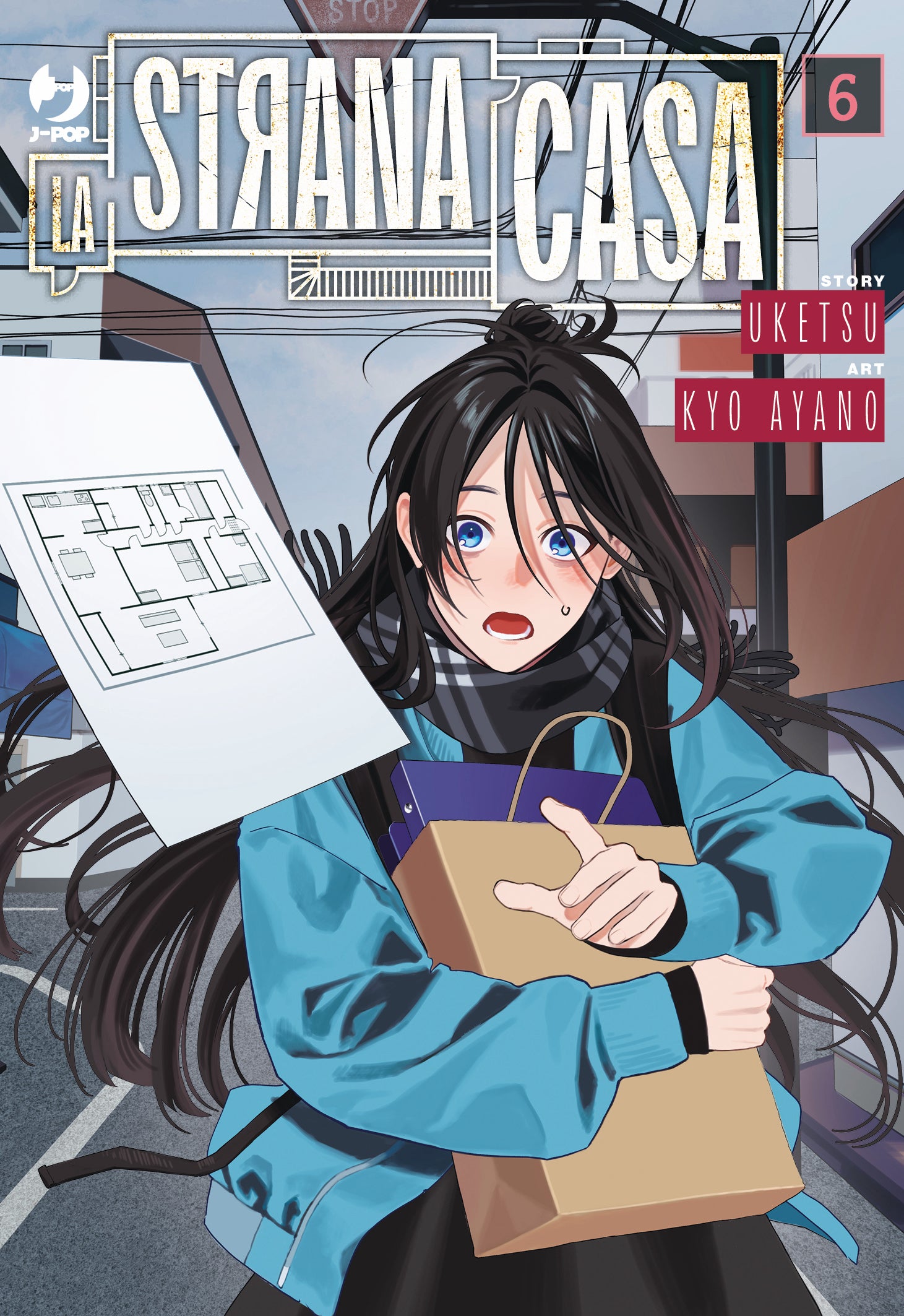 Copertina del manga La Strana Casa Vol. 6 (J-POP). Una ragazza con capelli scuri e sciarpa a scacchi guarda sorpresa verso l'osservatore mentre una piantina di una casa vola via davanti a lei.