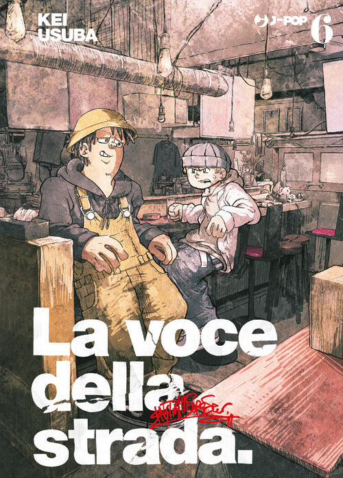 Copertina del sesto volume in italiano del manga 'La Voce Della Strada - Superstar Wo Utatte' di Kei Usuba, edito da J-POP Manga. L'illustrazione in stile urbano con tonalità calde mostra due ragazzi all'interno di un locale: uno con cappellino e salopette gialla appoggiato al bancone e l'altro con berretto grigio che parla seduto su uno sgabello, con il grande titolo La Voce Della Strada in bianco e il numero 6 in alto a destra.