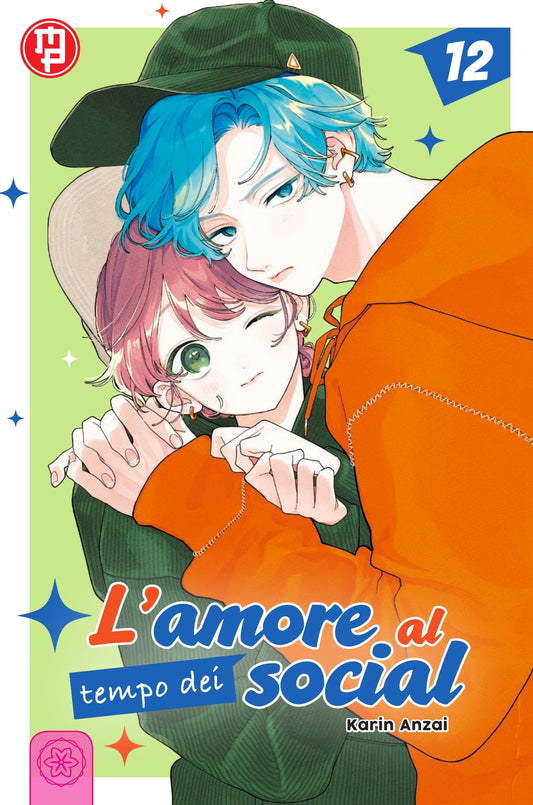 Copertina del dodicesimo volume del manga shojo 'L'Amore al Tempo dei Social' di Karin Anzai, edito da Magic Press. L'illustrazione ritrae un tenero abbraccio tra i protagonisti: in primo piano Kanato con capelli azzurri, cappello scuro e felpa arancione che stringe da dietro la sorridente Sana con capelli sfumati di rosa e grandi occhi verdi, affiancati dal numero 12 in alto a destra e dal titolo della serie in basso.