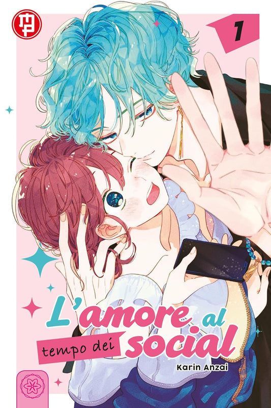 Copertina del primo volume del manga L'Amore al Tempo dei Social, che mostra un ragazzo con folti capelli azzurro chiaro che cinge da dietro una ragazza sorridente con capelli rossi, la quale stringe tra le mani uno smartphone nero, su uno sfondo rosa confetto con stelle.