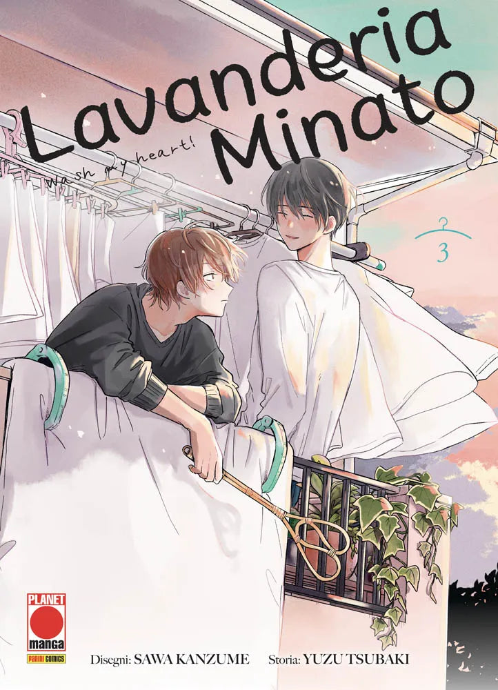 Copertina del terzo volume in italiano del manga BL 'Lavanderia Minato - Wash my heart!' di Yuzu Tsubaki e Sawa Kanzume, edito da Panini Planet Manga. L'illustrazione ritrae al tramonto su un balcone Akira Minato a sinistra con maglia scura mentre impugna un battipanni appoggiandosi a un piumone, e il giovane Shin a destra in camicia bianca che sorride tra le lenzuola stese al vento. In alto spicca il titolo 'Lavanderia Minato Wash my heart!', con l'indicazione del numero 3 su un'icona a forma di gruccia e 