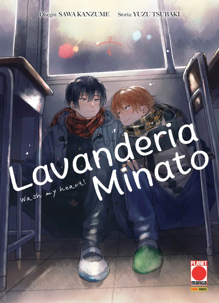 Copertina del quarto volume del manga Boys' Love 'Lavanderia Minato - Wash my heart' di Yuzu Tsubaki e Sawa Kanzume, edito da Panini Planet Manga. L'illustrazione ritrae in un'intima atmosfera al tramonto all'interno di un'aula scolastica Akira Minato e Shin Katsuki seduti sul pavimento tra i banchi con giacche invernali e sciarpe al collo mentre si guardano sorridendo, con il titolo 'Lavanderia Minato Wash my heart!' in bianco al centro e il logo Planet Manga in basso a destra.