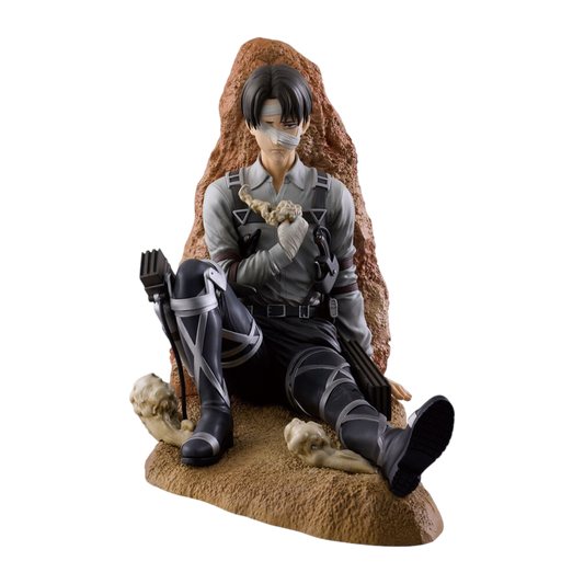 Figura da collezione di Levi Ackerman alta 11 cm dal finale de 'L'Attacco dei Giganti', prodotta da Banpresto per la linea Ichibansho Battle Of Heaven And Earth. La statua mostra il capitano Levi ferito e seduto contro una parete rocciosa, con bende sulla testa che coprono l'occhio destro, divisa scura con equipaggiamento di manovra tridimensionale ed effetti di fumo attorno al corpo e ai piedi.