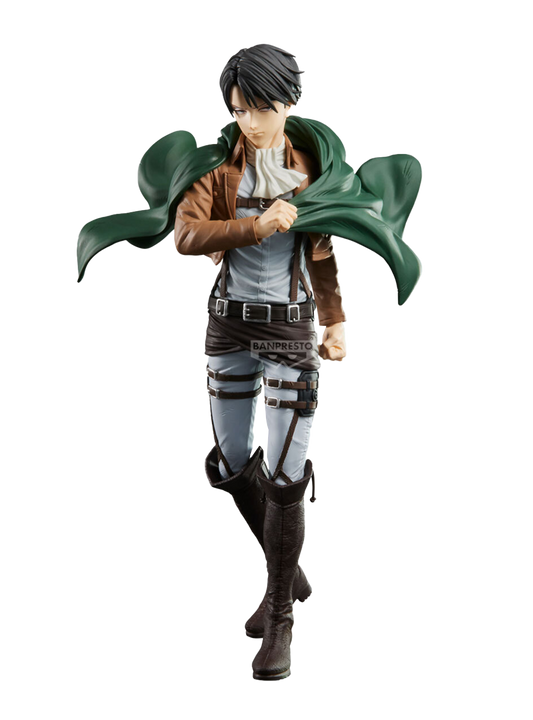 Figure da collezione di Levi Ackerman dalla serie anime L'Attacco dei Giganti, linea Grandista prodotta da Banpresto, isolata su sfondo bianco. Levi cammina in avanti con un'espressione fredda e determinata, stringendo sul petto con la mano destra il suo mantello verde scuro del Corpo di Ricerca, che svolazza drammaticamente dietro la schiena. Indossa la divisa militare standard: giacca corta marrone, iconico foulard bianco al collo, camicia grigio chiaro, pantaloni avvolti dal sistema di cinghie in cuoio.