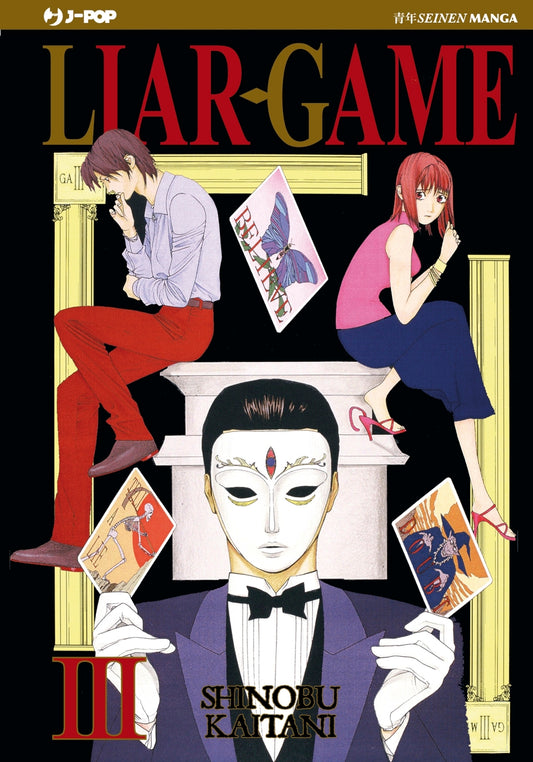 Copertina del manga Liar Game Nuova Edizione volume 3. Tre personaggi: un ragazzo e una ragazza seduti su colonne e un misterioso presentatore in primo piano con una maschera bianca che tiene in mano due carte dei tarocchi su sfondo nero.