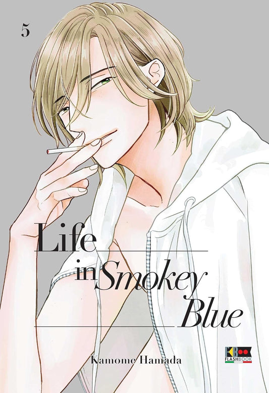 Copertina del manga Life In Smokey Blue volume 5; l'illustrazione mostra un primo piano di un ragazzo biondo che fuma una sigaretta, indossando una felpa bianca con cappuccio aperta sul petto.