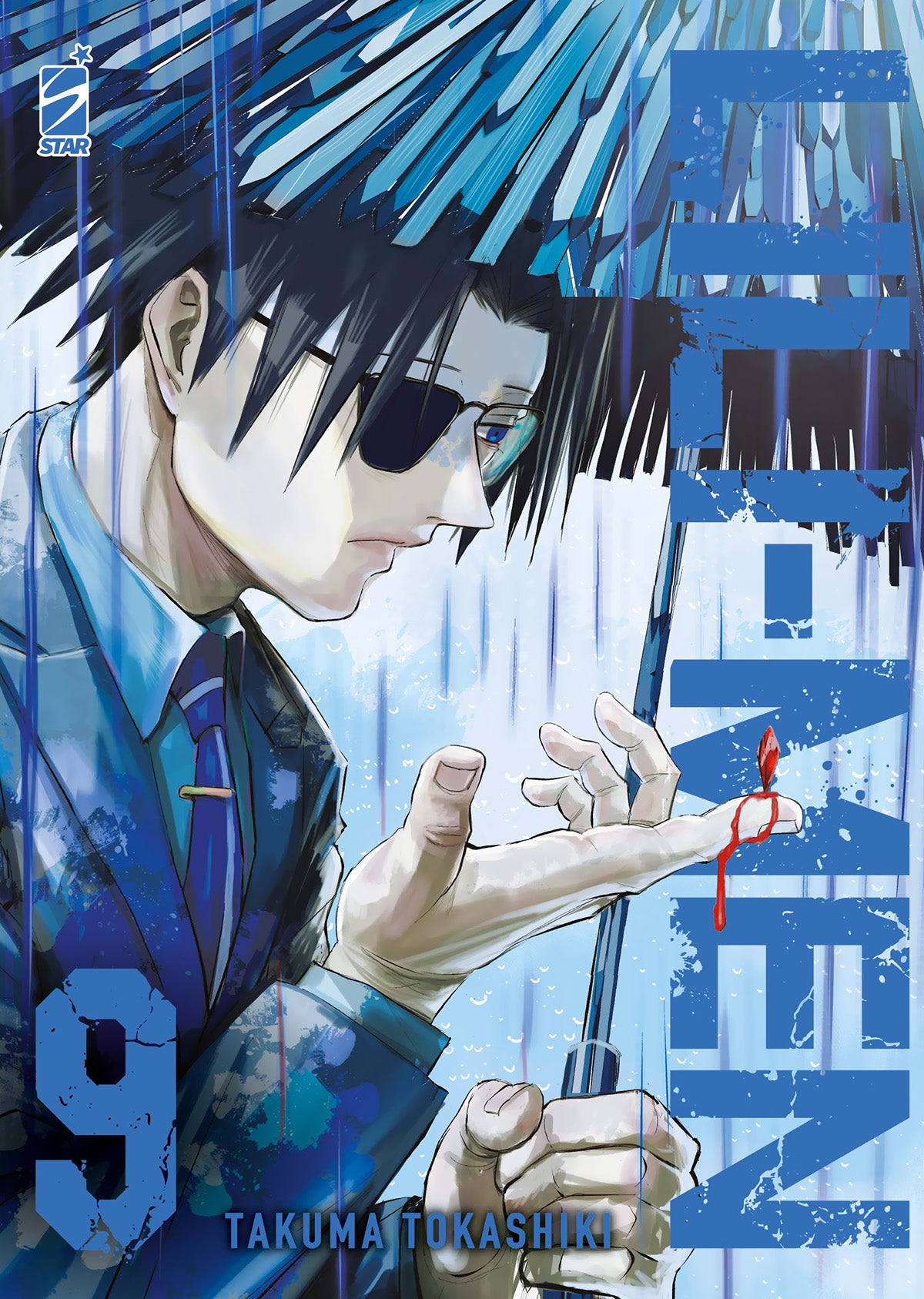 Copertina del nono volume del manga Lili-Men, che mostra di profilo un uomo in abito scuro, cravatta azzurra e occhiali con una lente scura, riparato da un ombrello azzurro sotto la pioggia mentre osserva una goccia di sangue sul suo dito.
