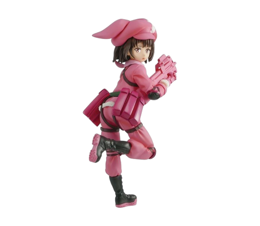 Figure da collezione in PVC di Llenn dalla serie anime 'Sword Art Online Alternative: Gun Gale Online', prodotta da Bandai Banpresto. La statuetta ritrae la protagonista in una posa dinamica di corsa e combattimento con una tuta tattica interamente rosa, tasche porta-caricatori ai fianchi, stivali neri, un berretto rosa con lunghe orecchie da coniglio e la sua mitraglietta P90 rosa stretta tra le mani.