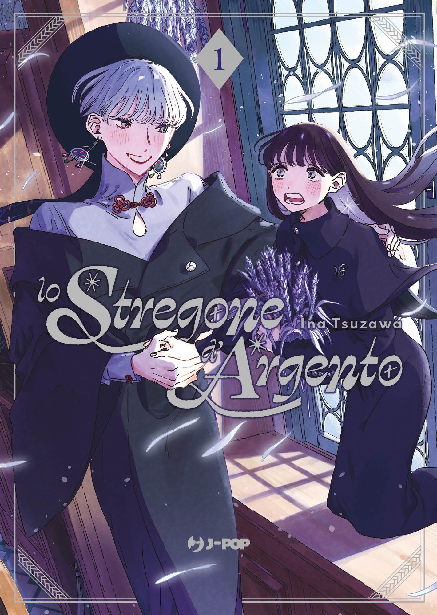 Copertina del manga Lo Stregone d'Argento volume 1. Un'illustrazione dallo stile delicato e fiabesco mostra due personaggi illuminati dalla luce di una grande finestra. A sinistra, un'elegante e sorridente figura dai corti capelli argentati indossa un cappello scuro a tesa larga, orecchini pendenti e un lungo mantello. Tiene dolcemente la mano di una ragazza dai lunghi capelli scuri e guance arrossate, che la guarda con un'espressione sorpresa, stringendo al petto un mazzo di magiche spighe di grano argenta
