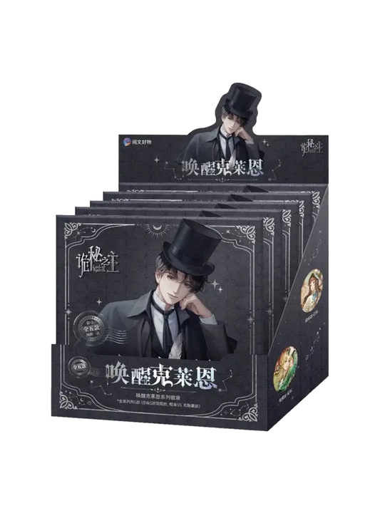 Espositore da banco di confezioni blind box contenenti le spille della serie Lord of Mysteries. La scatola espositrice, di colore scuro con dettagli decorativi in stile vittoriano, mostra l'illustrazione del protagonista Klein Moretti vestito elegantemente con cilindro e cravatta. Sul lato della scatola si intravedono le anteprime circolari degli altri personaggi della collezione.