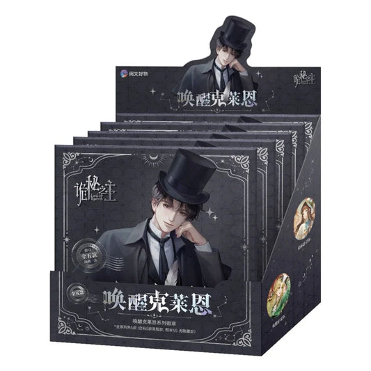 Espositore da banco di confezioni blind box contenenti le spille della serie Lord of Mysteries. La scatola espositrice, di colore scuro con dettagli decorativi in stile vittoriano, mostra l'illustrazione del protagonista Klein Moretti vestito elegantemente con cilindro e cravatta. Sul lato della scatola si intravedono le anteprime circolari degli altri personaggi della collezione.