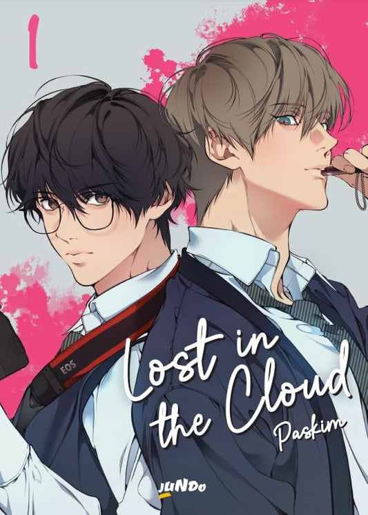 Copertina del manhwa Lost in the Cloud 1. Due liceali schiena contro schiena: uno moro con occhiali e macchina fotografica al collo, l'altro biondo con un fischietto tra le labbra, su sfondo grigio con macchie di colore rosa.