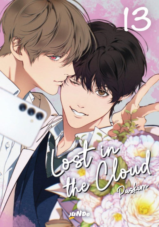 Copertina del manhwa Lost in the Cloud 13. Due ragazzi si scattano un selfie molto vicini; uno sorride felice con un mazzo di fiori in mano, mentre l'altro lo osserva intensamente.