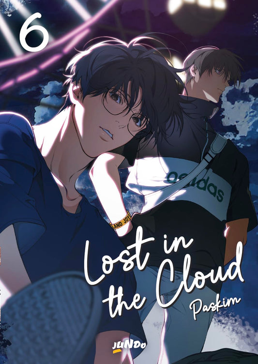 Copertina del manhwa Lost in the Cloud 6. Skylar con gli occhiali in primo piano in t-shirt scura, mentre alle sue spalle, sotto un cielo notturno nuvoloso, Cirrus lo guarda con un'immagine seria e malinconica.