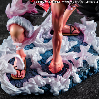 Figura da collezione di Monkey D. Luffy in modalità Gear Second tratta da One Piece, visibile nel file luffy.jpg. Il protagonista è accovacciato nella sua iconica posa da combattimento con un pugno a terra, la pelle arrossata dallo sforzo e grandi volute di fumo sfumate tra il rosa e l'azzurro che lo circondano.