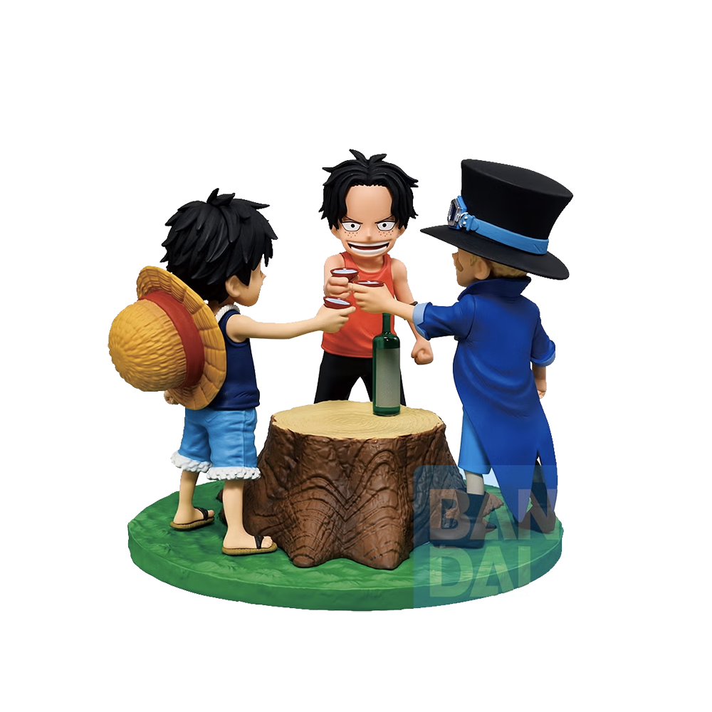 Figura da collezione Ichibansho Dramatic Memories di Luffy, Sabo e Ace da bambini, tratta da One Piece. I tre fratelli sono disposti attorno a un ceppo d'albero con una bottiglia verde al centro mentre fanno un brindisi con tazzine da sakè; Sabo indossa un cappotto blu e un cilindro, Luffy mostra un ampio sorriso e Ace indossa una canottiera rossa.