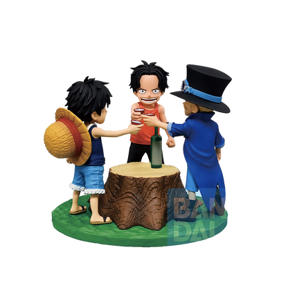 Figura da collezione Ichibansho Dramatic Memories di Luffy, Sabo e Ace da bambini, tratta da One Piece. I tre fratelli sono disposti attorno a un ceppo d'albero con una bottiglia verde al centro mentre fanno un brindisi con tazzine da sakè; Sabo indossa un cappotto blu e un cilindro, Luffy mostra un ampio sorriso e Ace indossa una canottiera rossa.