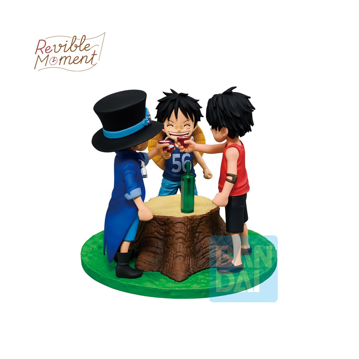 Figura da collezione Ichibansho Dramatic Memories di Luffy, Sabo e Ace da bambini, tratta da One Piece. I tre fratelli sono disposti attorno a un ceppo d'albero con una bottiglia verde al centro mentre fanno un brindisi con tazzine da sakè; Sabo indossa un cappotto blu e un cilindro, Luffy mostra un ampio sorriso e Ace indossa una canottiera rossa.