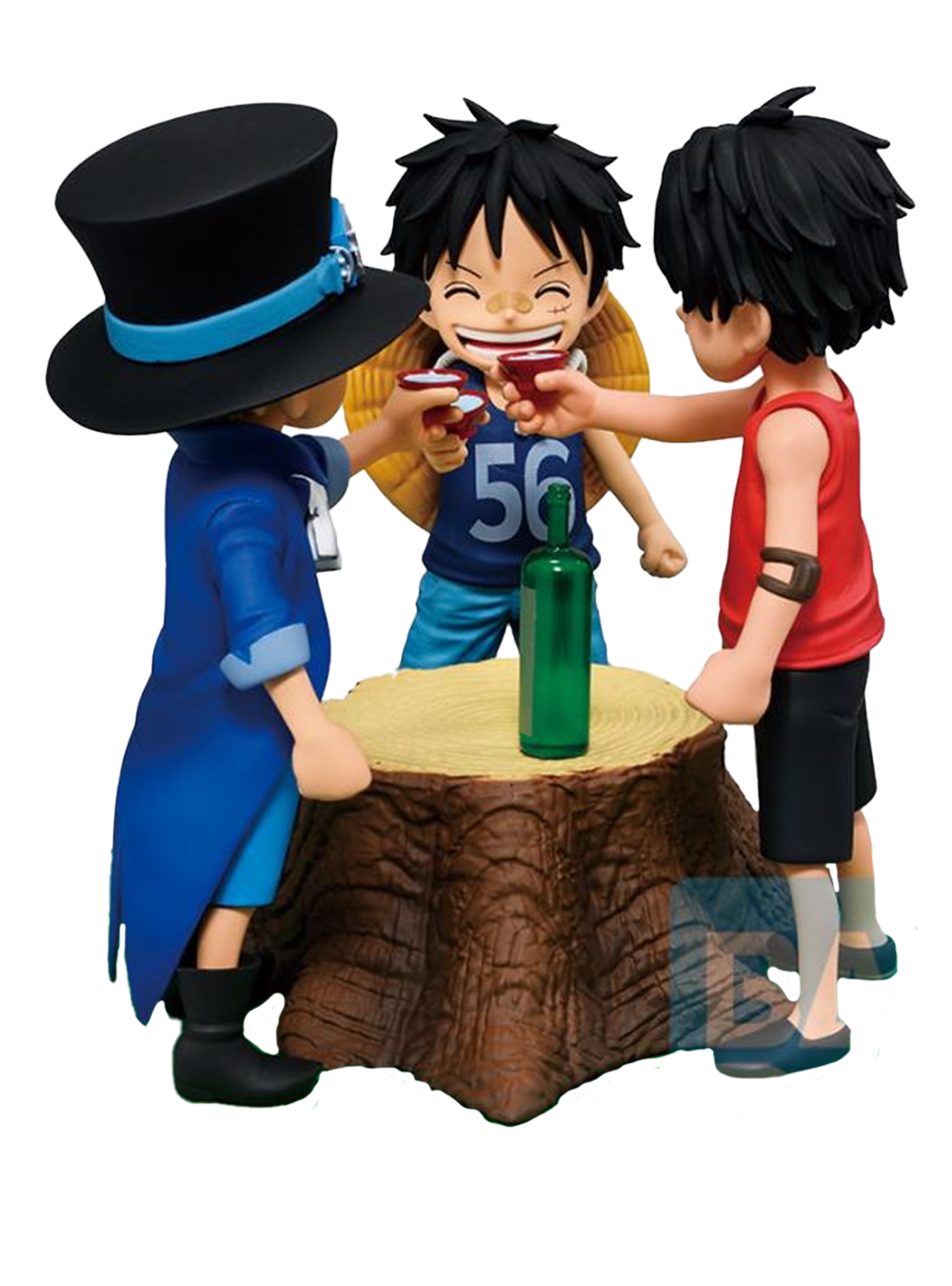 Figura da collezione Ichibansho Dramatic Memories di Luffy, Sabo e Ace da bambini, tratta da One Piece. I tre fratelli sono disposti attorno a un ceppo d'albero con una bottiglia verde al centro mentre fanno un brindisi con tazzine da sakè; Sabo indossa un cappotto blu e un cilindro, Luffy mostra un ampio sorriso e Ace indossa una canottiera rossa.