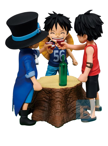 Figura da collezione Ichibansho Dramatic Memories di Luffy, Sabo e Ace da bambini, tratta da One Piece. I tre fratelli sono disposti attorno a un ceppo d'albero con una bottiglia verde al centro mentre fanno un brindisi con tazzine da sakè; Sabo indossa un cappotto blu e un cilindro, Luffy mostra un ampio sorriso e Ace indossa una canottiera rossa.