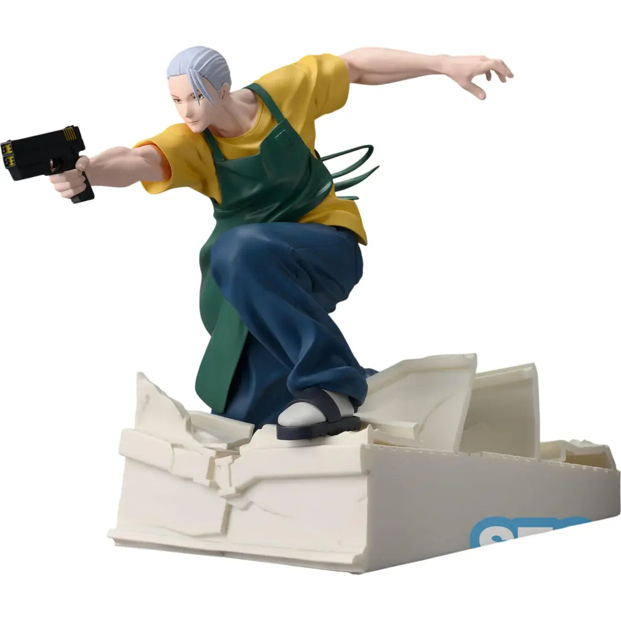 Figura da collezione di Taro Sakamoto nella sua forma magra da combattimento, tratta dal manga Sakamoto Days. Il personaggio indossa un grembiule verde sopra una maglietta gialla e pantaloni blu, mentre punta una pistola nera scivolando su macerie bianche.