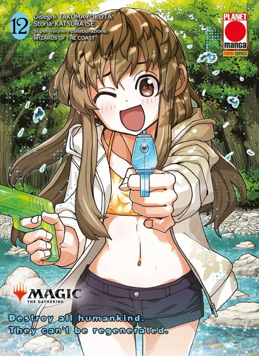 Copertina del manga Magic the Gathering: Destroy all Humankind – They Can't Be Regenerated Vol. 12 edito da Panini Planet Manga. In primo piano, una ragazza dai lunghi capelli castano chiaro sorride e fa l'occhiolino, puntando allegramente una pistola ad acqua azzurra e trasparente verso l'osservatore. Nell'altra mano tiene una seconda pistola ad acqua verde. Indossa una felpa bianca aperta sopra un top a fiori giallo e dei pantaloncini scuri; la pelle dell'addome scoperto è imperlata di fresche gocce d'acq