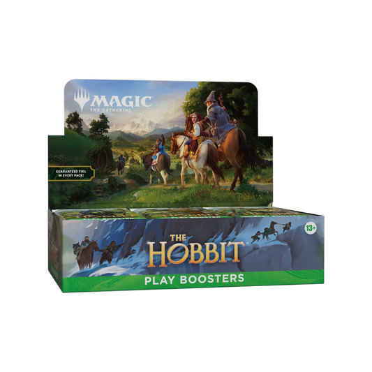 Display Box da 30 Play Booster in lingua inglese dell'espansione Magic: The Gathering - Lo Hobbit prodotta da Wizards of the Coast. La confezione mostra sul coperchio rialzato un'illustrazione di Gandalf e Bilbo Baggins a cavallo nella Terra di Mezzo, con la dicitura Play Boosters e l'indicazione della carta foil garantita in ogni busta.