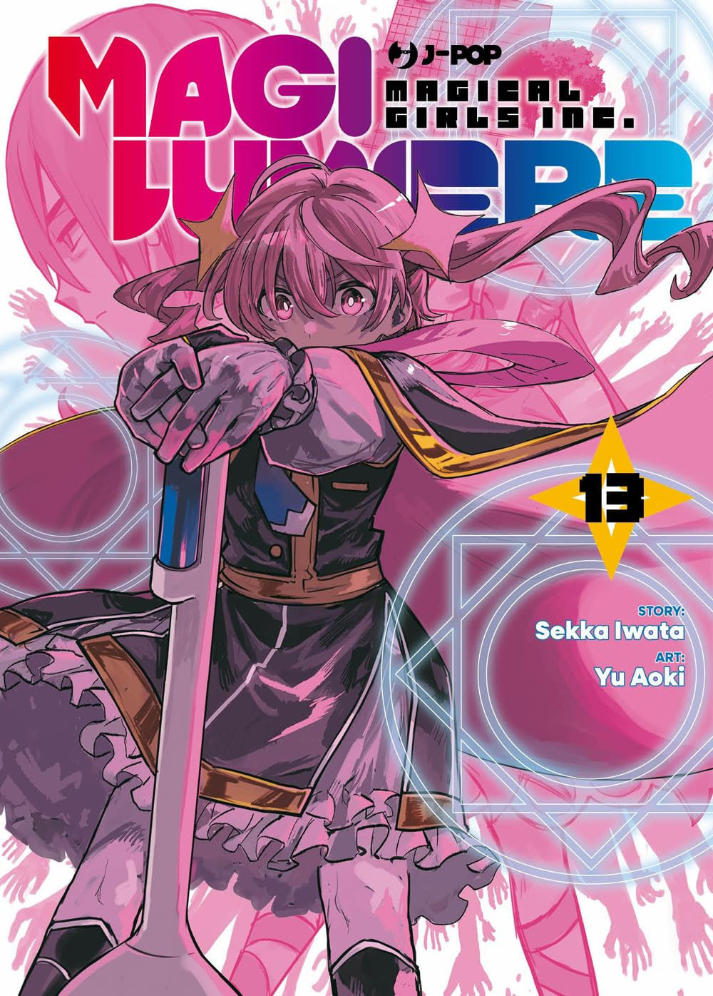 Copertina del manga "Magilumiere" Vol. 13 edito da J-POP Manga. Una ragazza dai capelli rosa e divisa da maghetta impugna un bastone magico che ricorda un'aspirapolvere tech, circondata da cerchi alchemici.