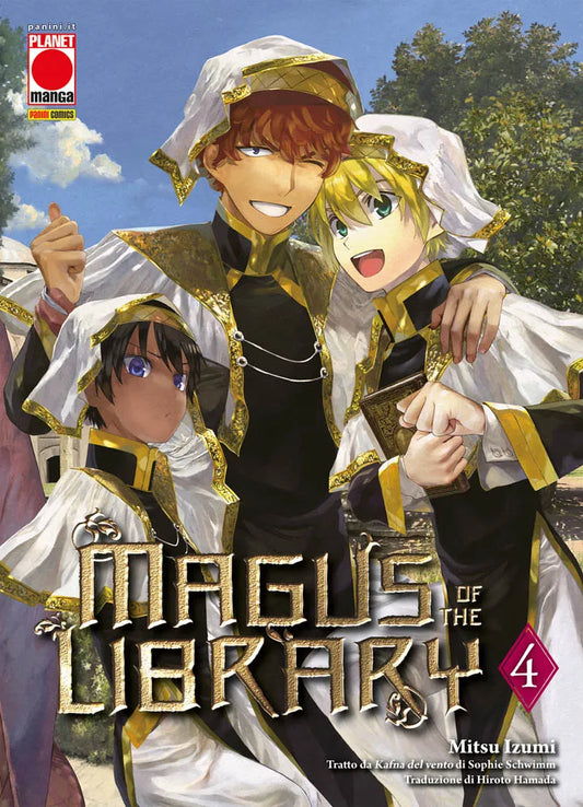 Copertina del quarto volume in italiano del manga 'Magus of the Library' di Mitsu Izumi, edito da Panini Planet Manga. L'illustrazione ambientata all'aperto sotto un cielo azzurro ritrae tre giovani apprendisti Kafna sorridenti e abbracciati con eleganti tuniche bianche con finiture e ricami dorati: al centro il biondo Theo Fumis con occhi verdi che tiene un piccolo libro in mano, affiancato da un ragazzo con capelli rossi e da un compagno con pelle scura e occhi azzurro-viola.