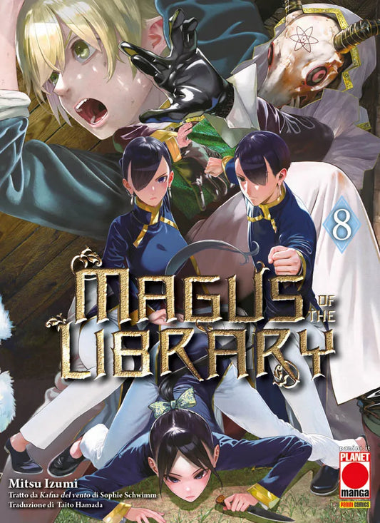 Copertina del manga Magus of the Library volume 8. In primo piano, tre giovani combattenti dall'aspetto identico, con capelli scuri raccolti e divise blu, sono ritratti in diverse pose da battaglia o furtive. Dietro di loro, un ragazzo dai capelli biondi e orecchie a punta urla disperatamente tendendo una mano guantata di nero, mentre incombe la figura sinistra di un nemico che indossa un mantello e un'inquietante maschera a forma di teschio cornuto, decorata con il simbolo stilizzato di un atomo.