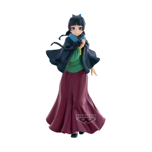 La figure di Maomao (Banpresto) in piedi su sfondo bianco, indossa un mantello blu scuro sopra l'abito verde e viola, con una mano che stringe leggermente il bordo del mantello e un'espressione serena.