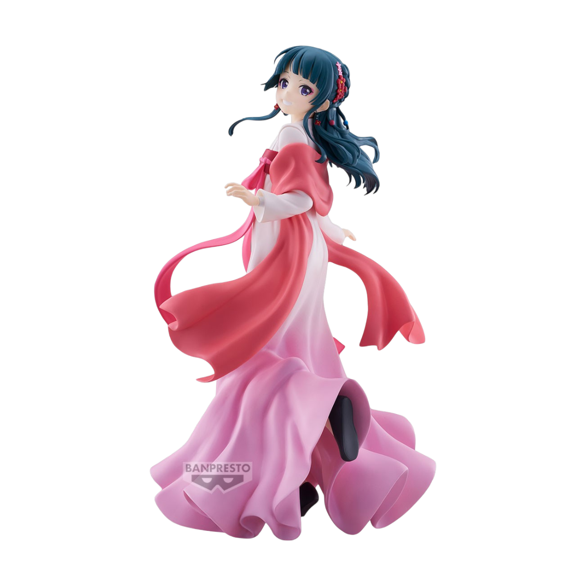 Figura da collezione di Maomao alta 23 cm dall'anime 'The Apothecary Diaries', prodotta da Banpresto per la linea Walking Around Town. La statua mostra la giovane speziale sorridente che si volta all'indietro, indossando un fluido abito tradizionale sfumato nei toni del rosa e del bianco, con capelli scuri raccolti e decorati da fermagli rossi.