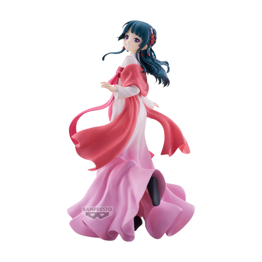 Figura da collezione di Maomao alta 23 cm dall'anime 'The Apothecary Diaries', prodotta da Banpresto per la linea Walking Around Town. La statua mostra la giovane speziale sorridente che si volta all'indietro, indossando un fluido abito tradizionale sfumato nei toni del rosa e del bianco, con capelli scuri raccolti e decorati da fermagli rossi.