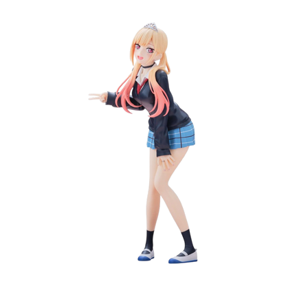 Statuetta da collezione di Marin Kitagawa della linea Glitter & Glamours di Banpresto, alta 25 cm, che mostra il personaggio con capelli biondi e punte rosa in uniforme scolastica con una tiara in testa mentre sorride e fa il segno di pace.