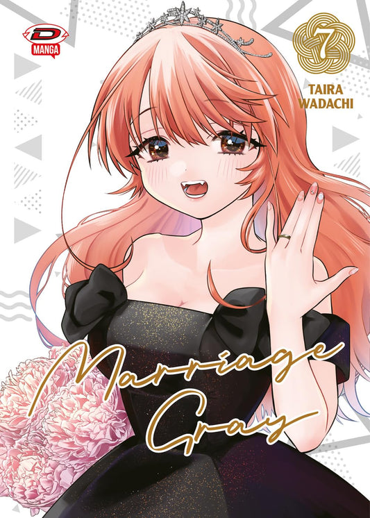 Copertina del manga Marriage Gray Vol. 7 (Dynit Manga). Una ragazza sorridente con lunghi capelli pesca indossa un abito nero da sera, una tiara e mostra un anello nuziale, tenendo dei fiori rosa.