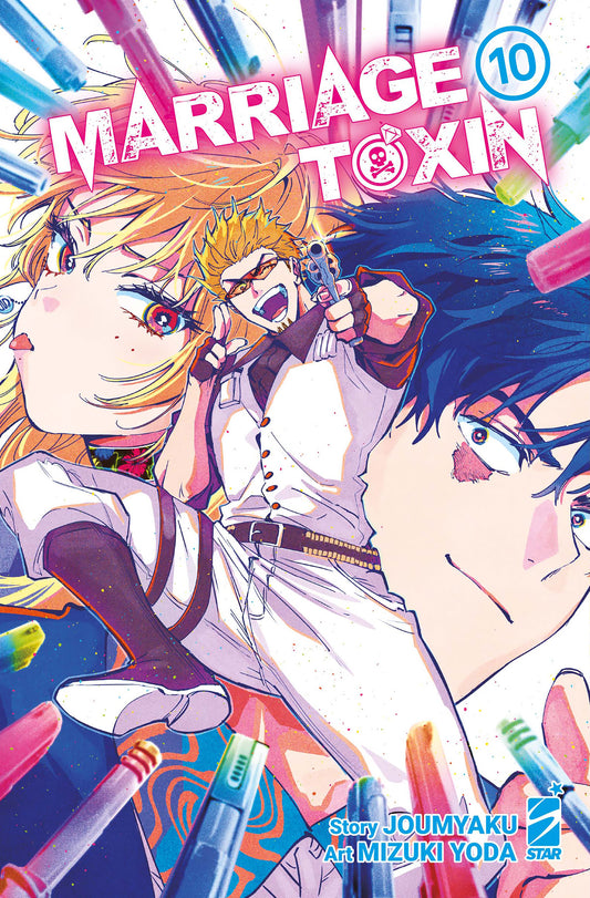 Copertina del manga Marriage Toxin 10. Illustrazione dinamica dai colori accesi con Gero, Kinosaki e un pistolero sorridente armato in primo piano, circondati da proiettili variopinti simili a rossetti.