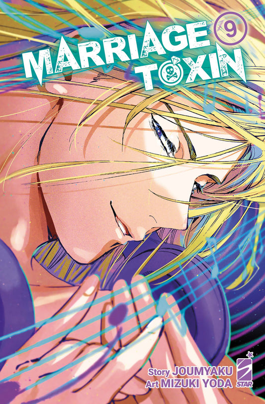 Copertina di Marriage Toxin 9. Primo piano di un ragazzo biondo sorridente con cuffie viola tra note musicali colorate.