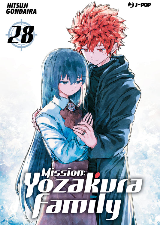Copertina del manga Mission: Yozakura Family Vol. 28, edito da J-POP Manga. L'illustrazione, caratterizzata da toni delicati e uno sfondo acquerellato azzurro e bianco, mostra due giovani teneramente abbracciati. Un ragazzo con i capelli rossi spettinati e un lungo cappotto scuro tiene dolcemente le mani di una ragazza dai lunghissimi capelli azzurri, che indossa una camicia azzurra con un fiocco scuro e una gonna marrone.